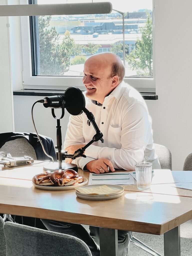 Thomas Schmitt am Podcast-Mikrofon